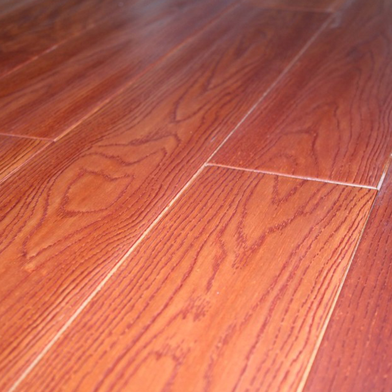 Pisos de madera maciza de alto brillo en color marrón rojizo
