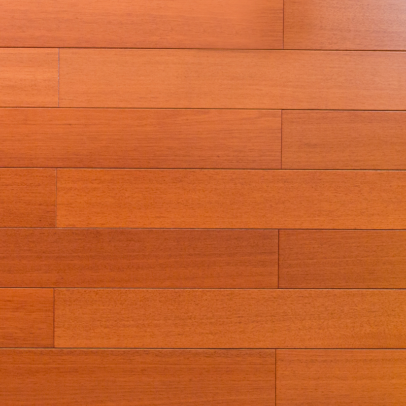 Pisos de madera maciza de color marrón claro con alto brillo y teca dorada