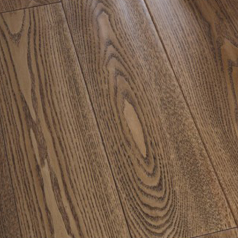 Pisos de madera maciza lacados con rayos UV en color marrón oscuro de roble blanco