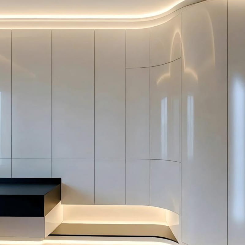 Armario italiano minimalista con textura de cuero y vidrio a medida de Bottega