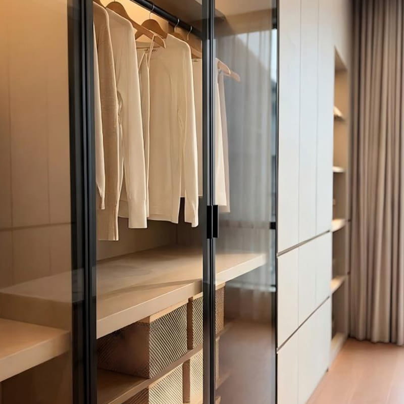 Vestidor minimalista de chapa iluminada Louvre